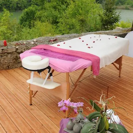 Hotell Logis Domaine Du Chatelard